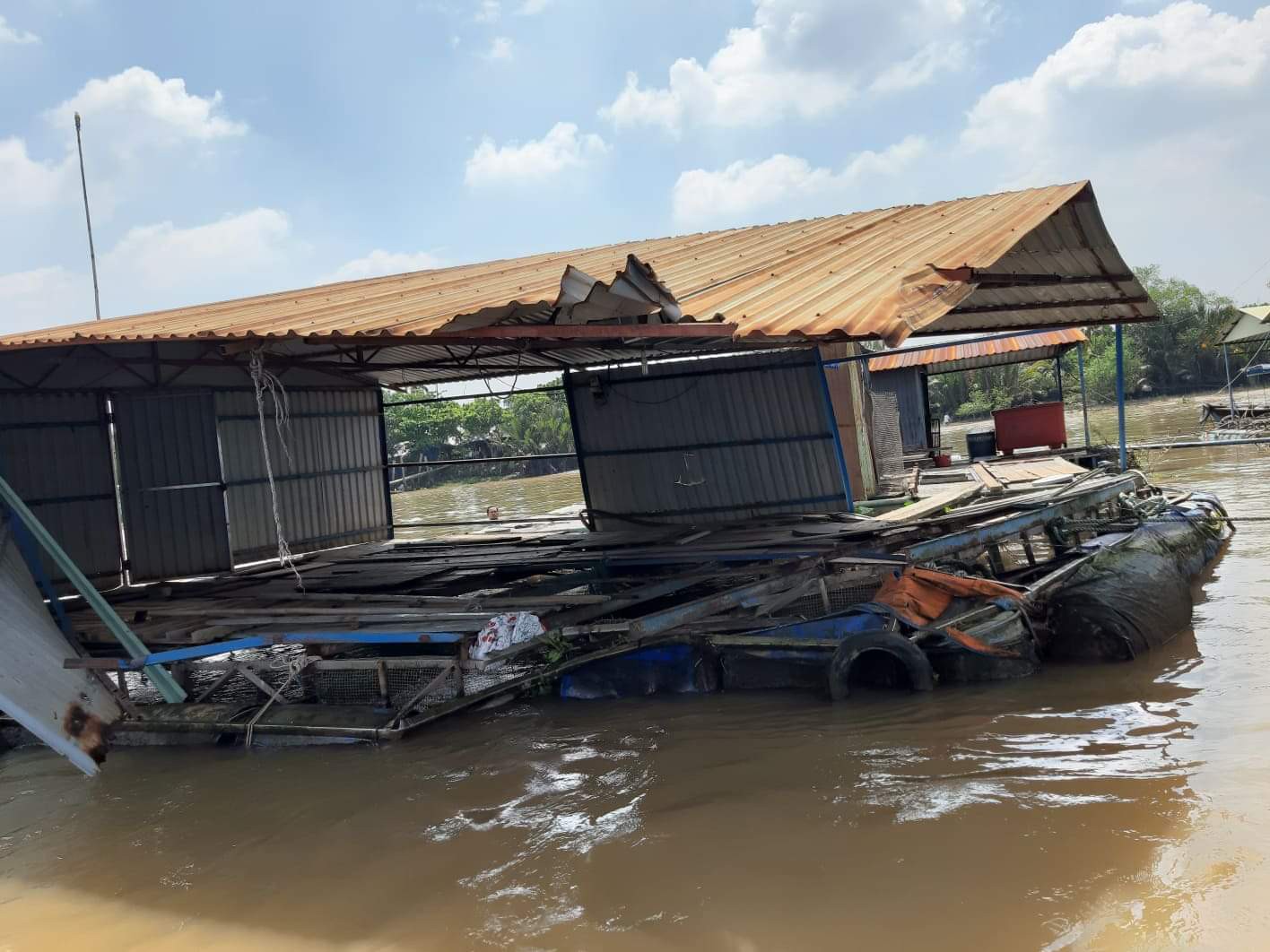 Tàu đâm chìm bè cá trên sông Tiền, thiệt hại cả tỉ đồng
