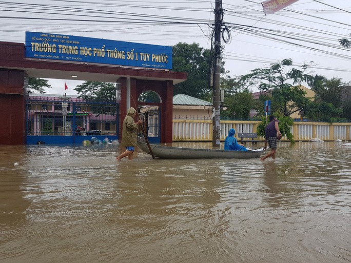 Bình Định cho học sinh nghỉ học từ chiều nay đến hết ngày 31-10 để tránh bão