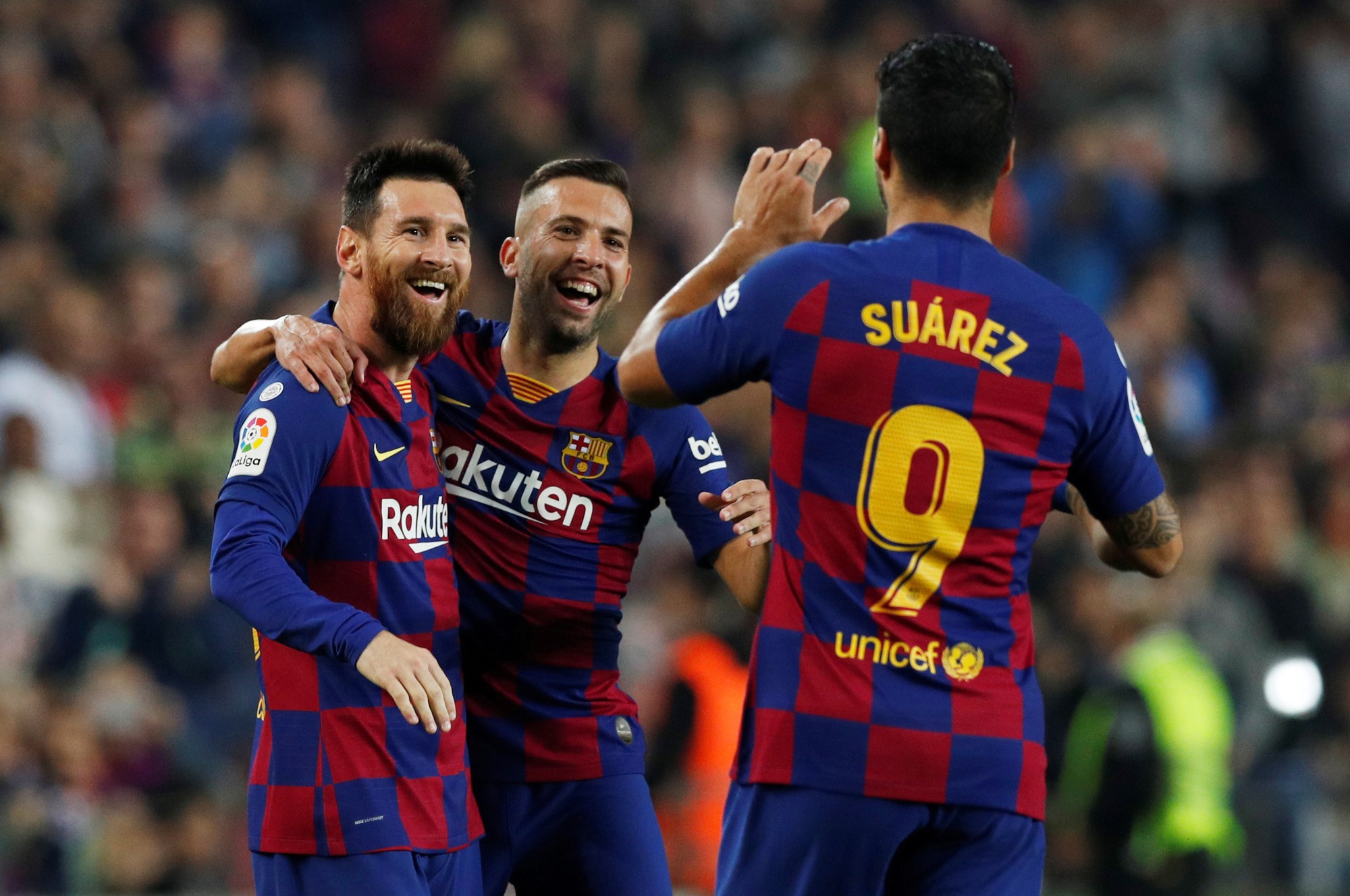 Messi loại đội bóng của Ronaldo, Barcelona tái chiếm La Liga - Ảnh 6.