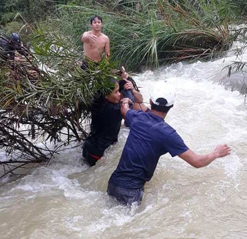Bão tan, miền Trung lo chạy lũ - Ảnh 2.
