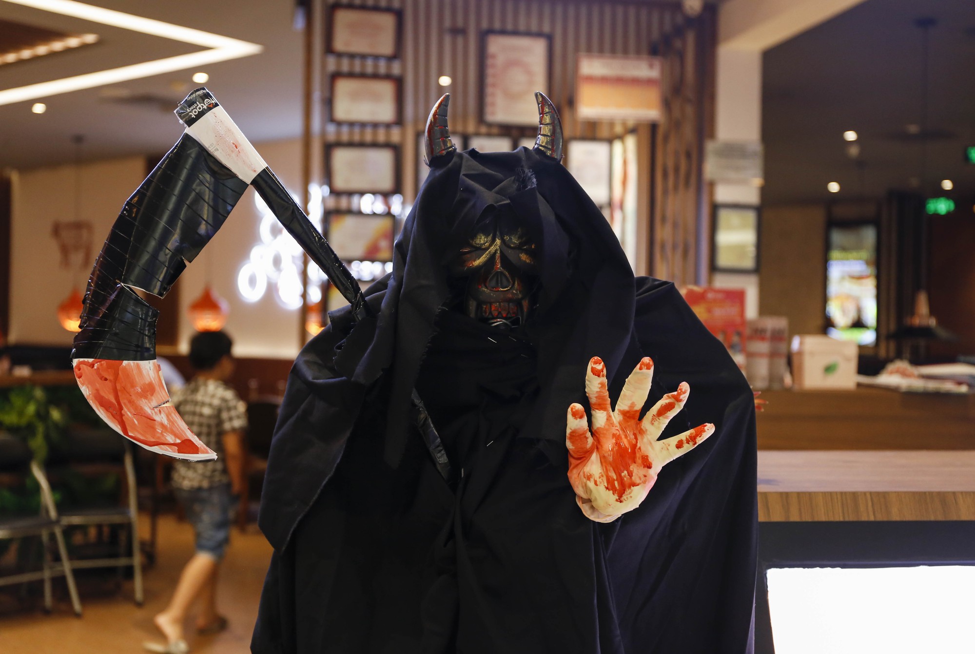 Giới trẻ TP HCM với những sắc thái mùa Halloween - Ảnh 2.