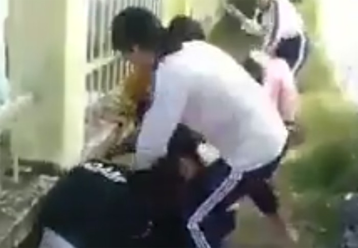 Clip 4 nữ sinh lớp 6 bị &ldquo;đ&agrave;n chị&rdquo; đ&aacute;nh tả tơi - Ảnh 2.