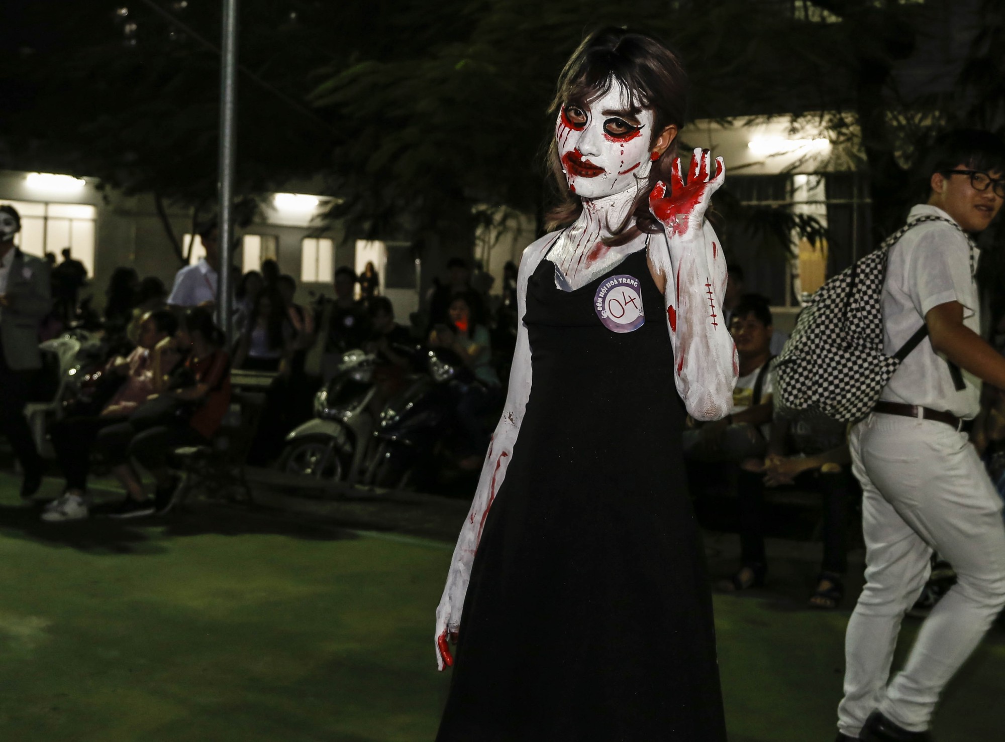 Giới trẻ TP HCM với những sắc thái mùa Halloween - Ảnh 12.