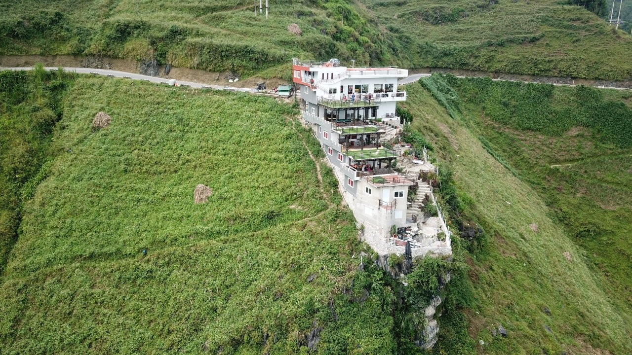 Nh&agrave; h&agrave;ng, nh&agrave; nghỉ cao 7 tầng mọc l&ecirc;n tr&ecirc;n đ&egrave;o M&atilde; P&iacute; L&egrave;ng chưa được cấp ph&eacute;p x&acirc;y dựng - Ảnh 1.
