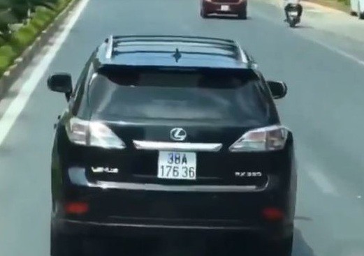 Xe sang Lexus "nghênh ngang" không nhường đường cho xe chữa cháy đi làm nhiệm vụ