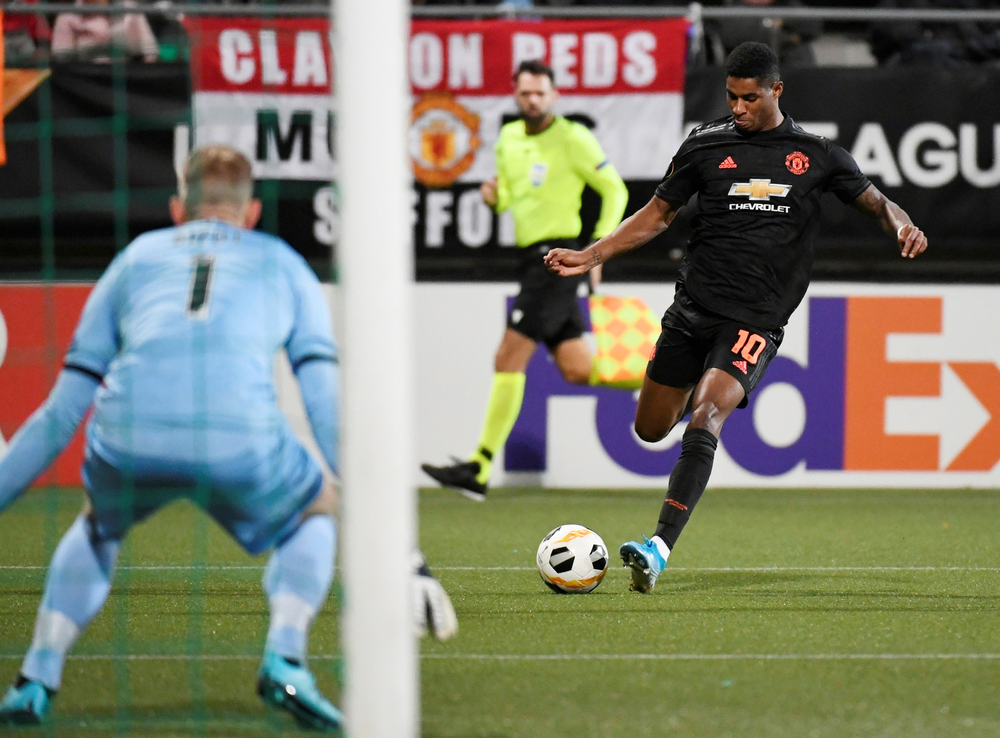 Dứt điểm kém, Man United mất ngôi đầu Europa League - Ảnh 2.
