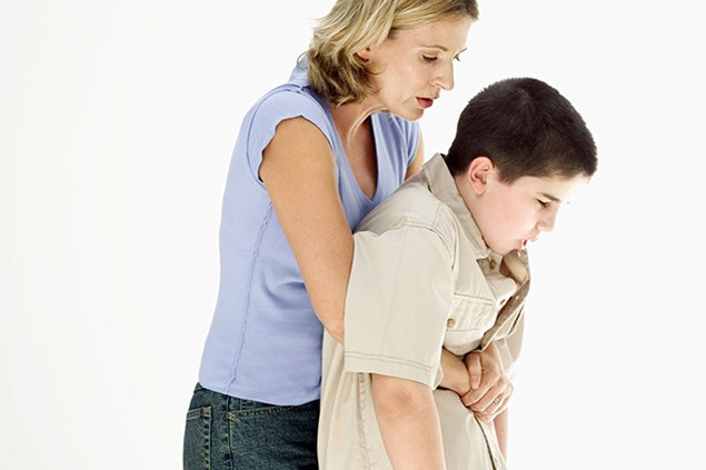 Trẻ ngạt thở vì hóc thức ăn, cứu cách nào mới đúng?