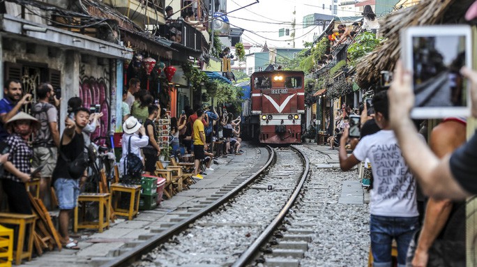 Bộ Giao thông vận tải đề nghị Hà Nội giải tán các tụ điểm cà phê, chụp ảnh trên đường sắt
