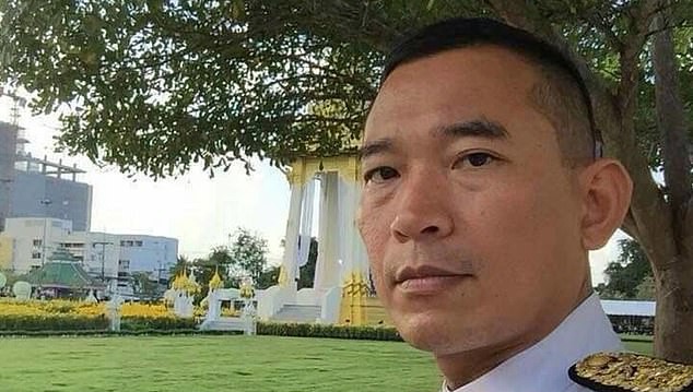 Thẩm phán lấy súng tự bắn vào ngực tại tòa