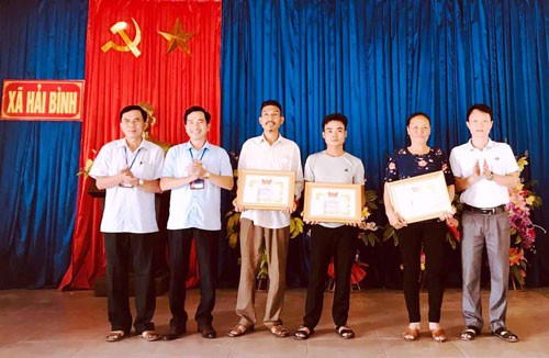 Tặng giấy khen cho 3 người cứu 5 học sinh thoát đuối nước