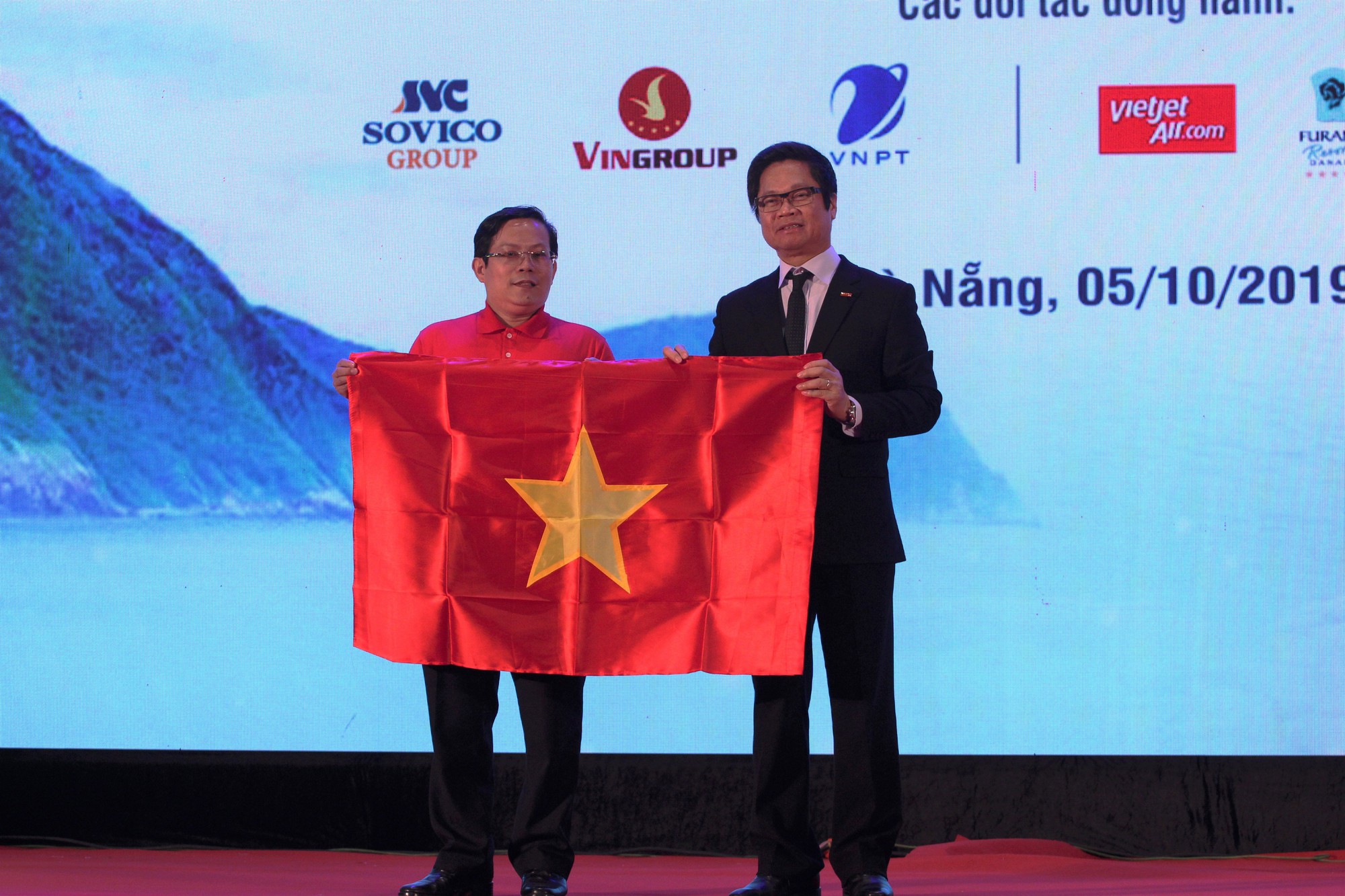 Chương trình "Một triệu lá cờ Tổ quốc cùng ngư dân bám biển": Doanh nhân đồng hành cùng ngư dân