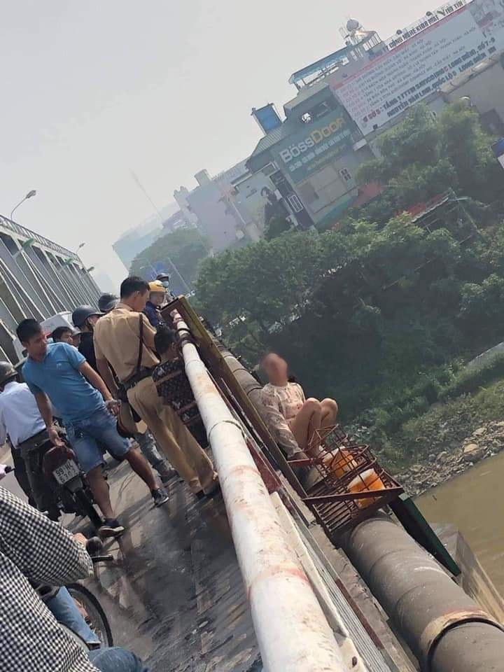 Bỏ lại con nhỏ, người phụ nữ kh&oacute;c l&oacute;c leo qua th&agrave;nh cầu Chương Dương định tự tử - Ảnh 3.