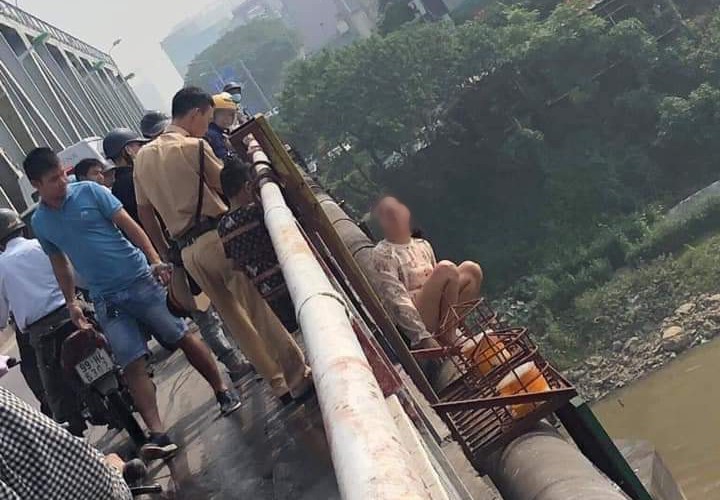 Bỏ lại con nhỏ, người phụ nữ khóc lóc leo qua thành cầu Chương Dương định tự tử
