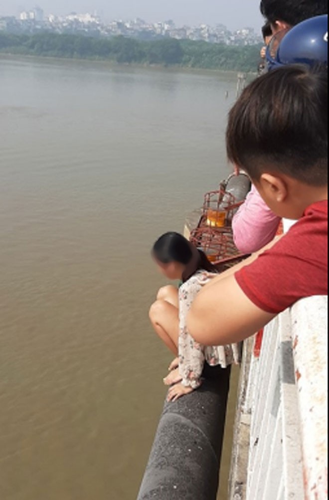Bỏ lại con nhỏ, người phụ nữ kh&oacute;c l&oacute;c leo qua th&agrave;nh cầu Chương Dương định tự tử - Ảnh 1.