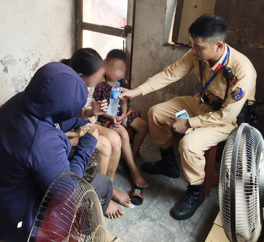 Bỏ lại con nhỏ, người phụ nữ kh&oacute;c l&oacute;c leo qua th&agrave;nh cầu Chương Dương định tự tử - Ảnh 4.
