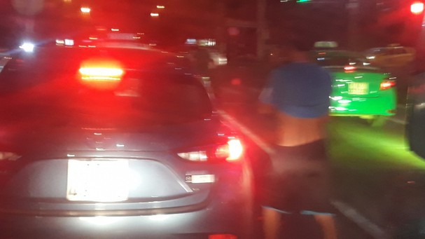 Nam thanh niên thản nhiên tiểu bậy giữa đường khi xe ô tô dừng đèn đỏ