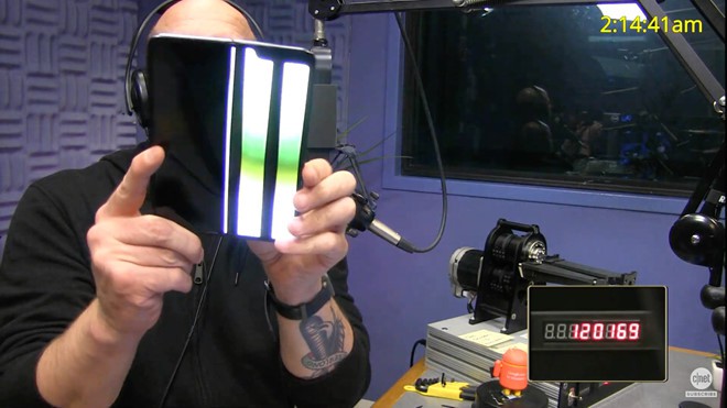 Clip chứng minh Galaxy Fold không "sống sót" dai như quảng cáo