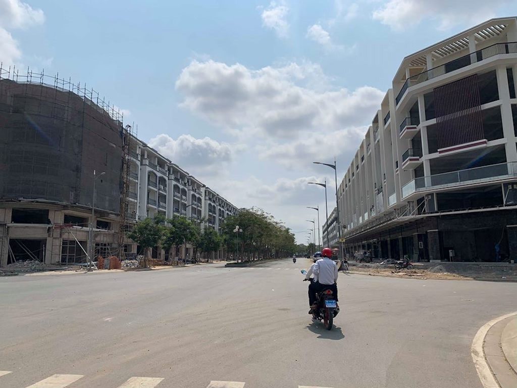 Nguồn cung cầu nhà phố, biệt thự giảm mạnh, đất nền lên ngôi - Ảnh 1.