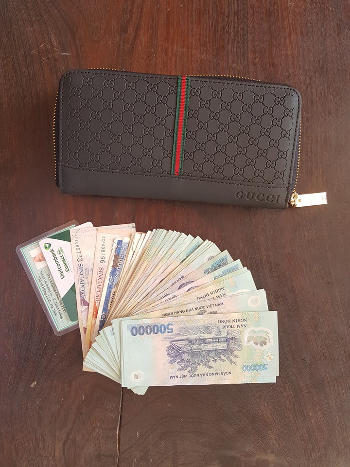 Nữ c&ocirc;ng nh&acirc;n m&ocirc;i trường v&agrave; người b&aacute;n h&agrave;ng nhặt được hơn 20 triệu đồng t&igrave;m người trả lại - Ảnh 2.