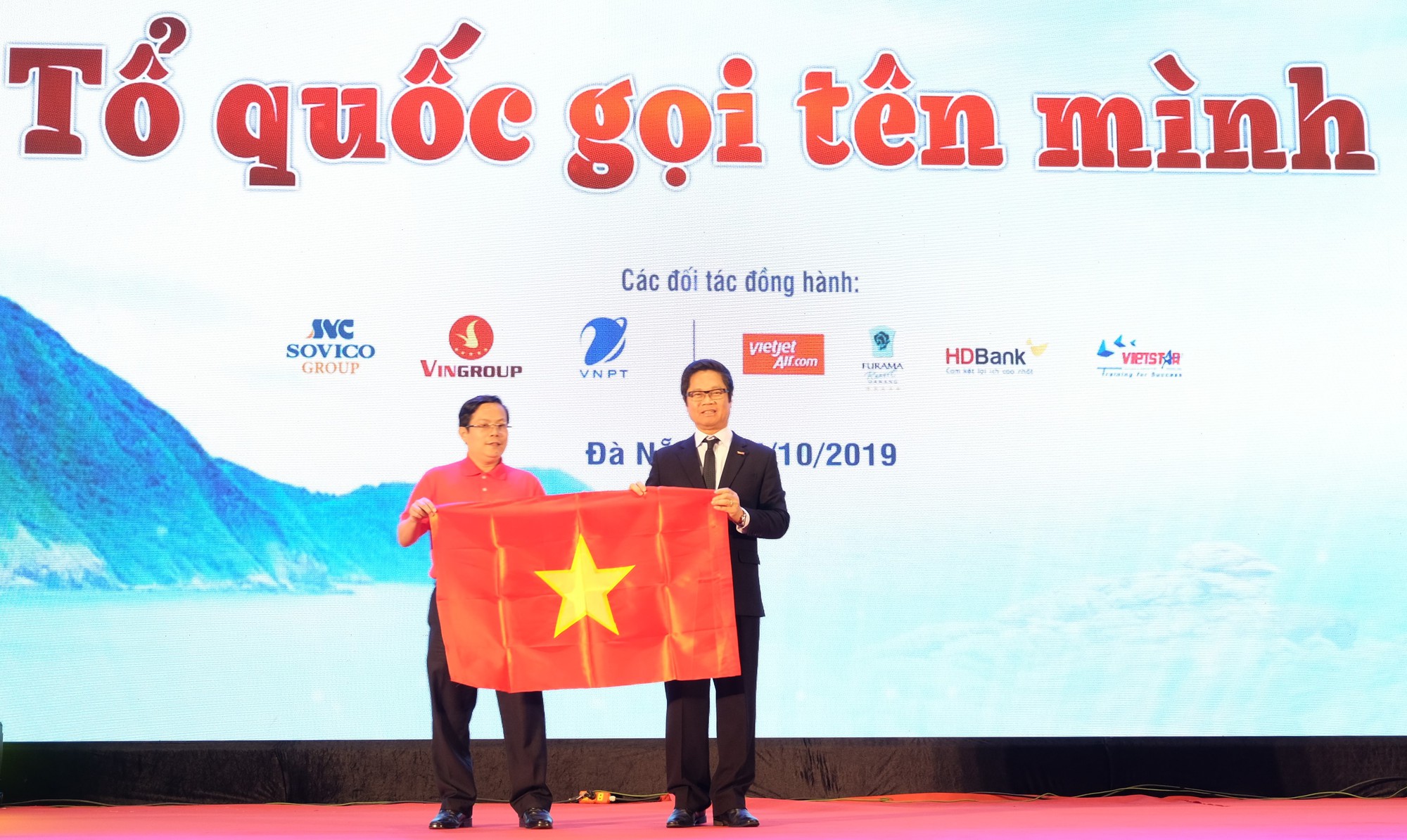 Chương trình Một triệu lá cờ Tổ quốc cùng ngư dân bám biển đến với doanh nhân 3 miền - Ảnh 3.