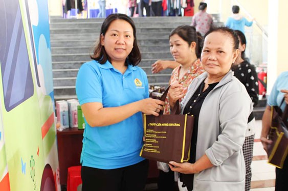 Đổi rác thải đã phân loại, nhận quà tặng
