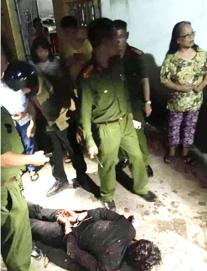 Bị ngăn cản y&ecirc;u đương, nam thanh ni&ecirc;n v&aacute;c dao ch&eacute;m bố v&agrave; mẹ bạn g&aacute;i - Ảnh 1.