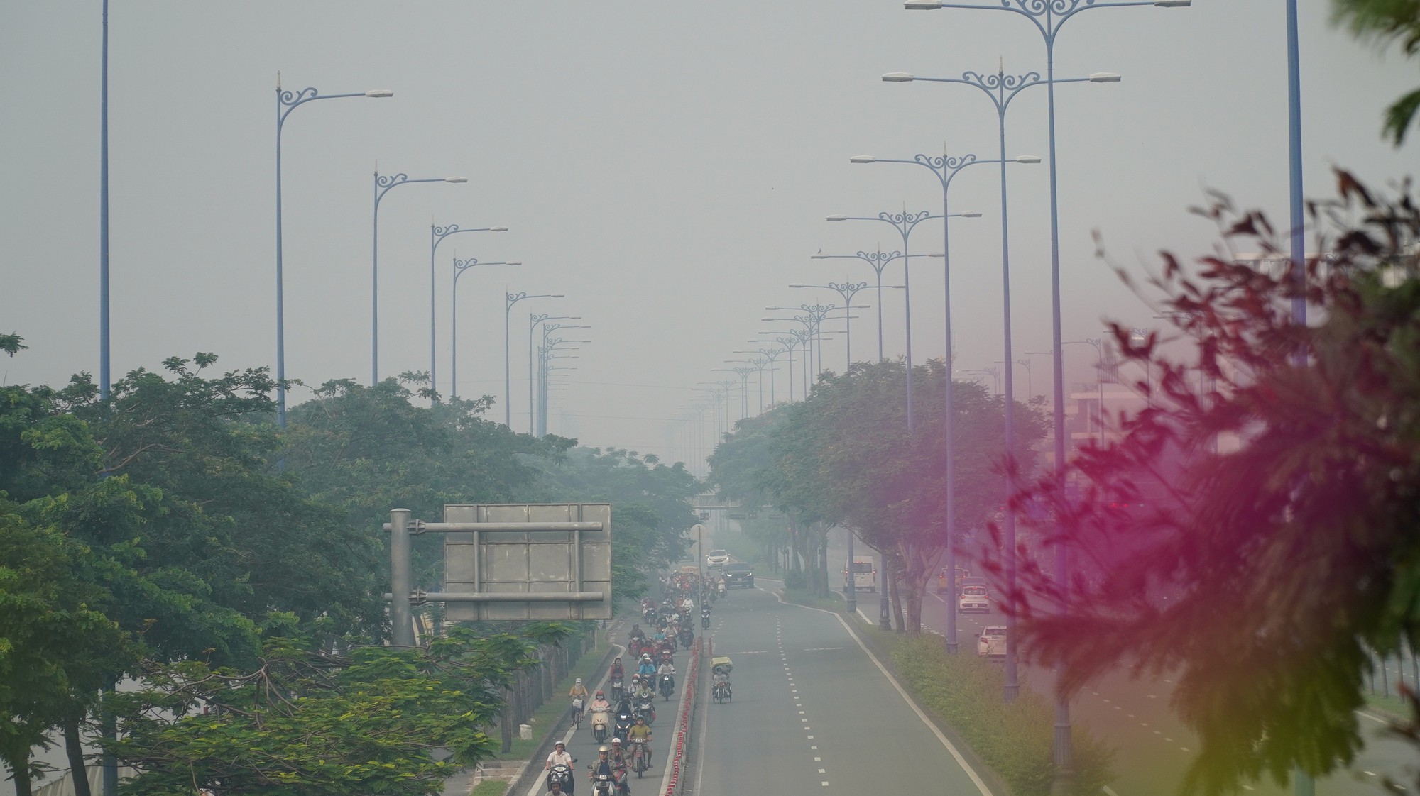 Bầu trời mù mịt đến khó tin ở đại lộ Võ Văn Kiệt sáng 6-10