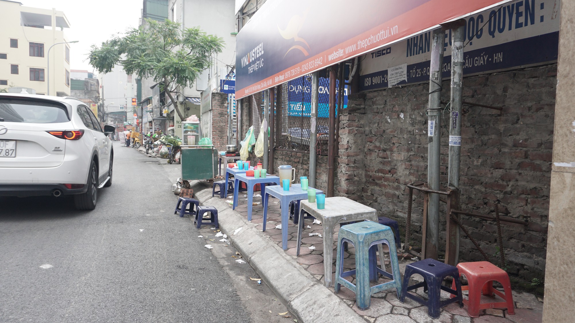Lại đua nhau t&aacute;i chiếm, &ldquo;xẻ thịt&rdquo; vỉa h&egrave; H&agrave; Nội - Ảnh 11.