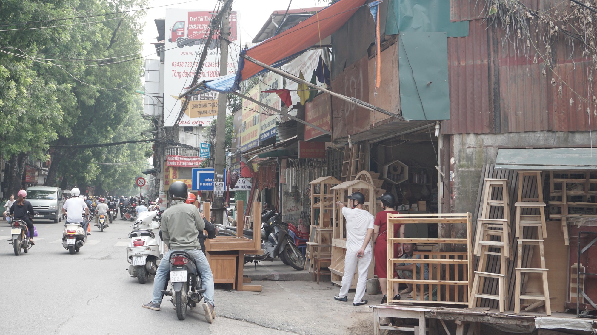 Lại đua nhau t&aacute;i chiếm, &ldquo;xẻ thịt&rdquo; vỉa h&egrave; H&agrave; Nội - Ảnh 12.