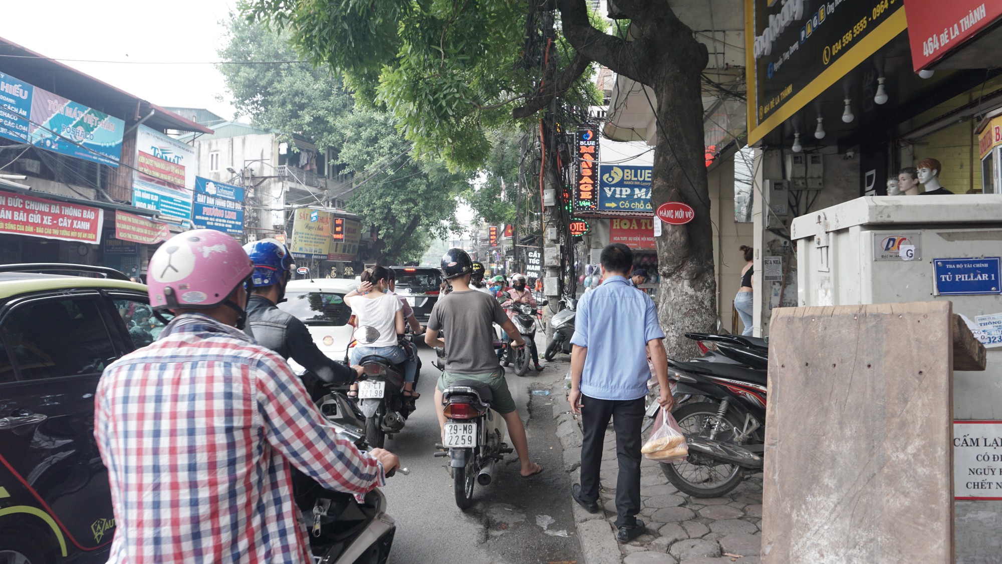 Lại đua nhau t&aacute;i chiếm, &ldquo;xẻ thịt&rdquo; vỉa h&egrave; H&agrave; Nội - Ảnh 15.