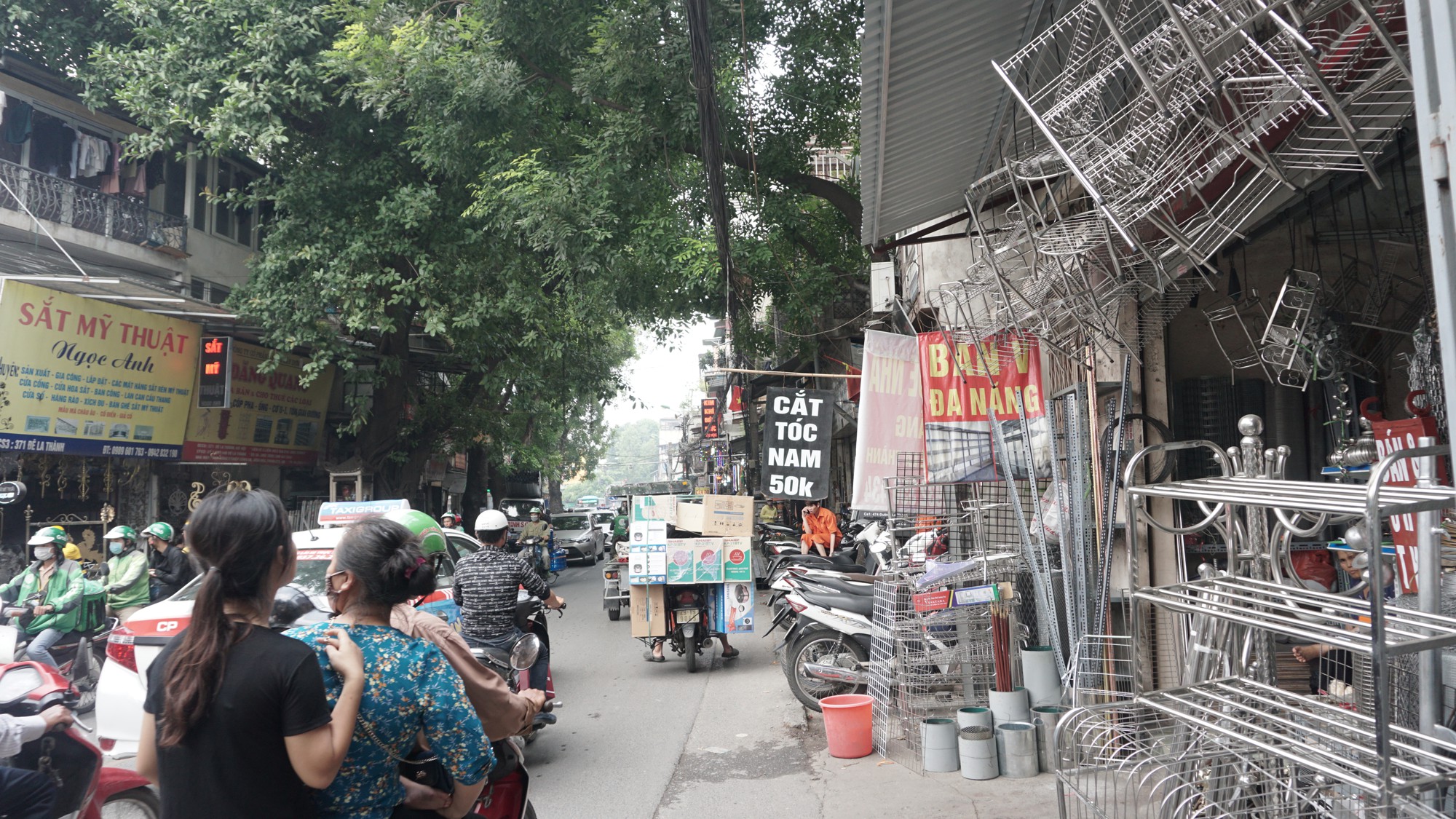 Lại đua nhau t&aacute;i chiếm, &ldquo;xẻ thịt&rdquo; vỉa h&egrave; H&agrave; Nội - Ảnh 2.
