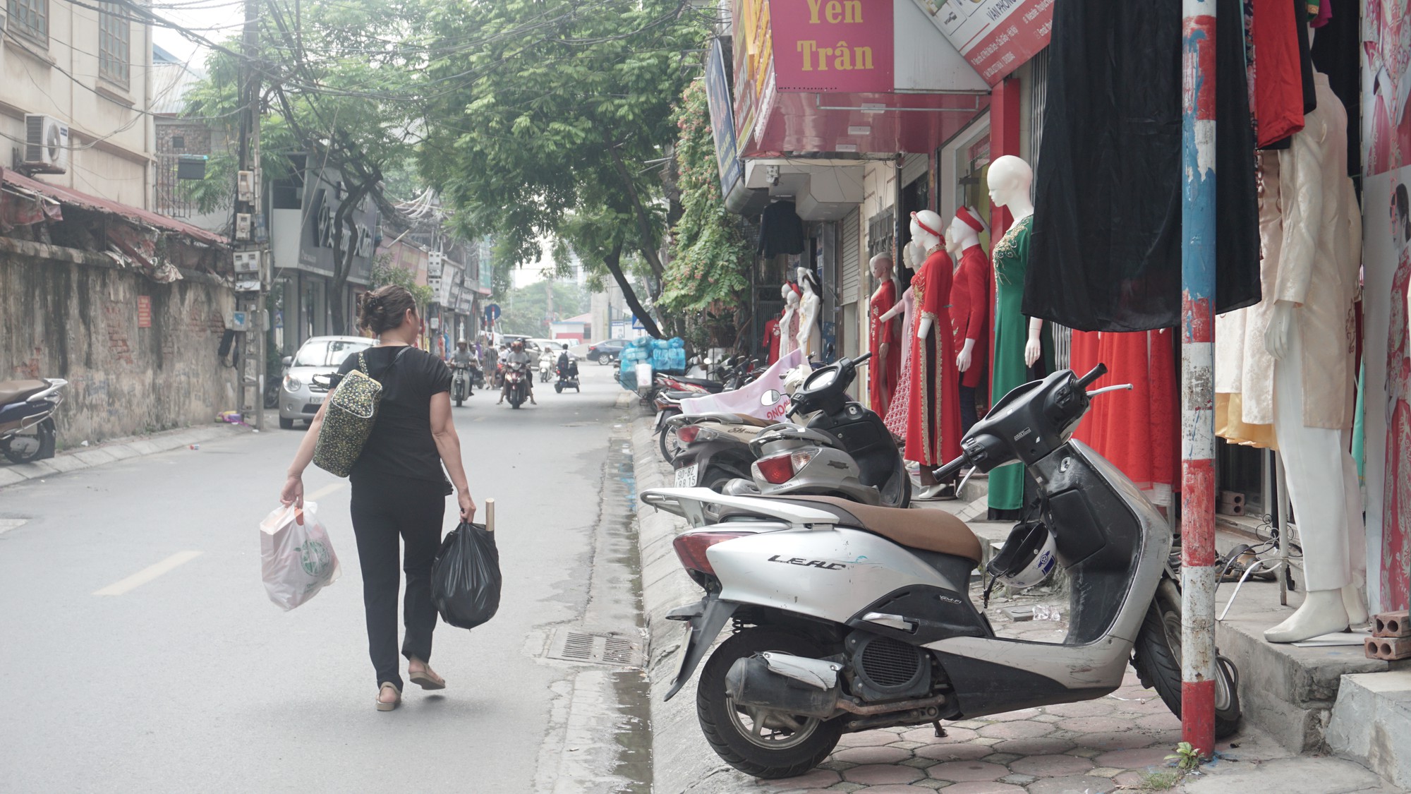 Lại đua nhau t&aacute;i chiếm, &ldquo;xẻ thịt&rdquo; vỉa h&egrave; H&agrave; Nội - Ảnh 3.