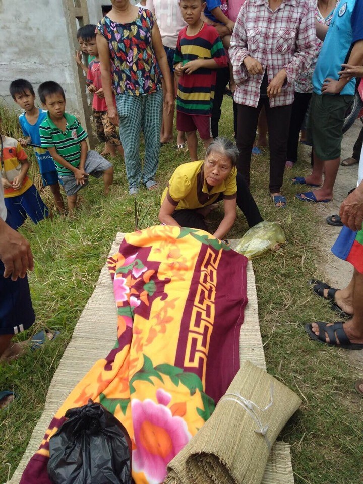 Sẩy ch&acirc;n rơi xuống k&ecirc;nh, học sinh lớp 2 tử vong thương t&acirc;m - Ảnh 1.