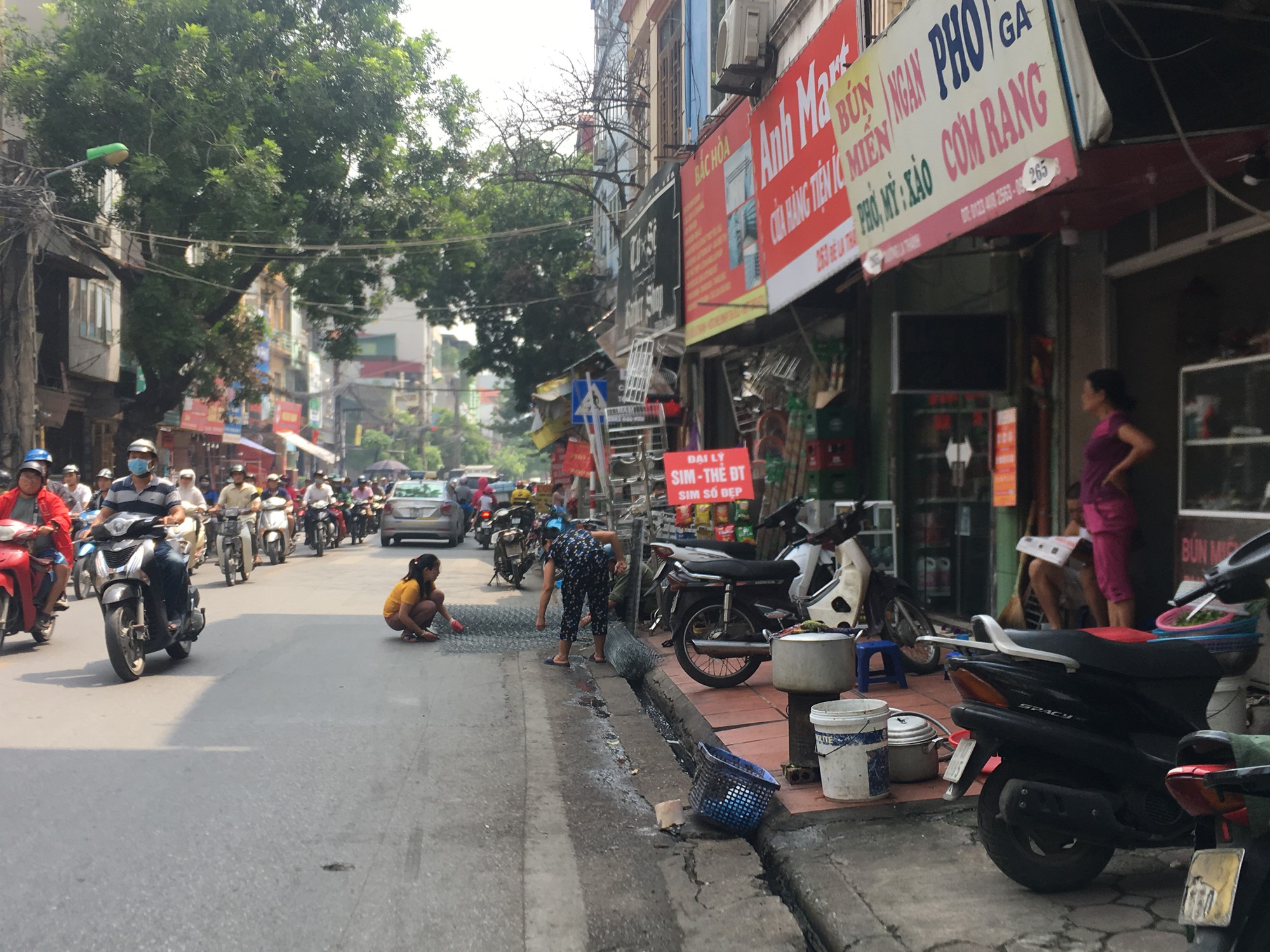 Lại đua nhau t&aacute;i chiếm, &ldquo;xẻ thịt&rdquo; vỉa h&egrave; H&agrave; Nội - Ảnh 5.