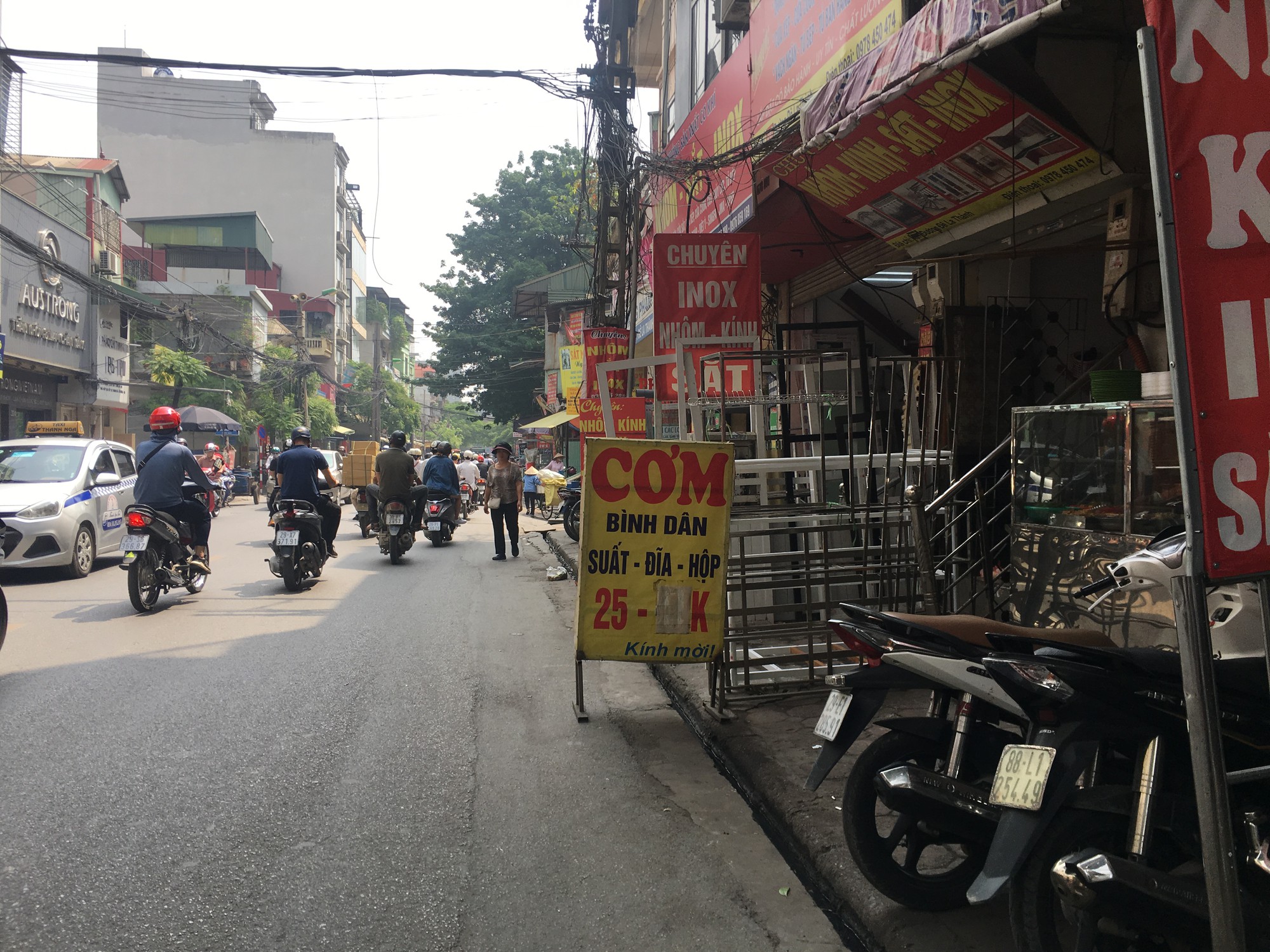 Lại đua nhau t&aacute;i chiếm, &ldquo;xẻ thịt&rdquo; vỉa h&egrave; H&agrave; Nội - Ảnh 6.