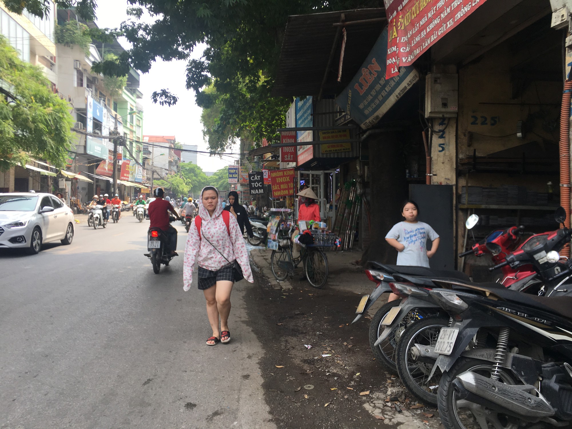 Lại đua nhau t&aacute;i chiếm, &ldquo;xẻ thịt&rdquo; vỉa h&egrave; H&agrave; Nội - Ảnh 7.