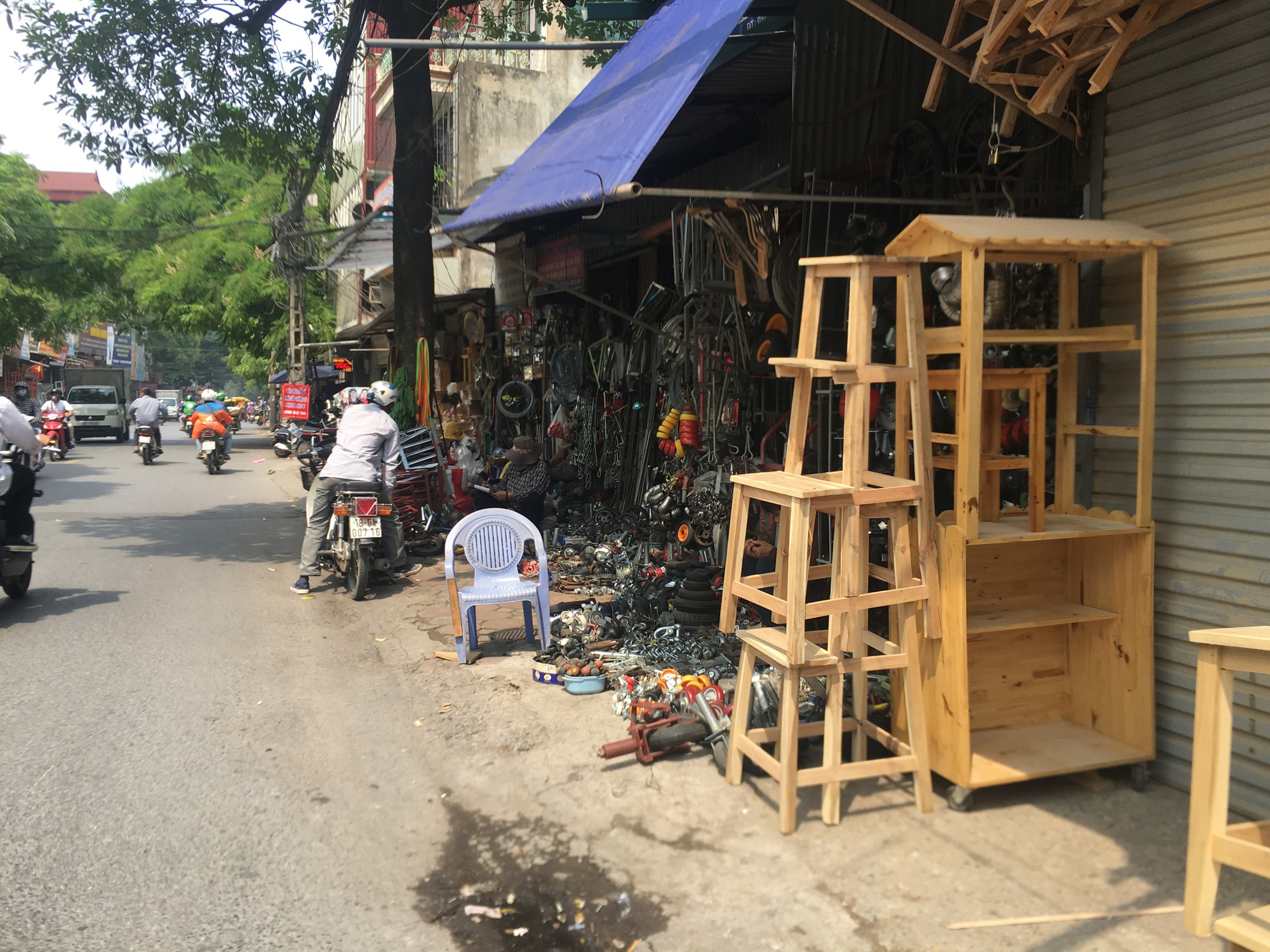 Lại đua nhau t&aacute;i chiếm, &ldquo;xẻ thịt&rdquo; vỉa h&egrave; H&agrave; Nội - Ảnh 8.