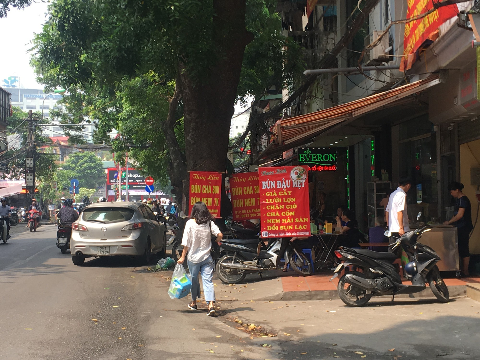 Lại đua nhau t&aacute;i chiếm, &ldquo;xẻ thịt&rdquo; vỉa h&egrave; H&agrave; Nội - Ảnh 9.