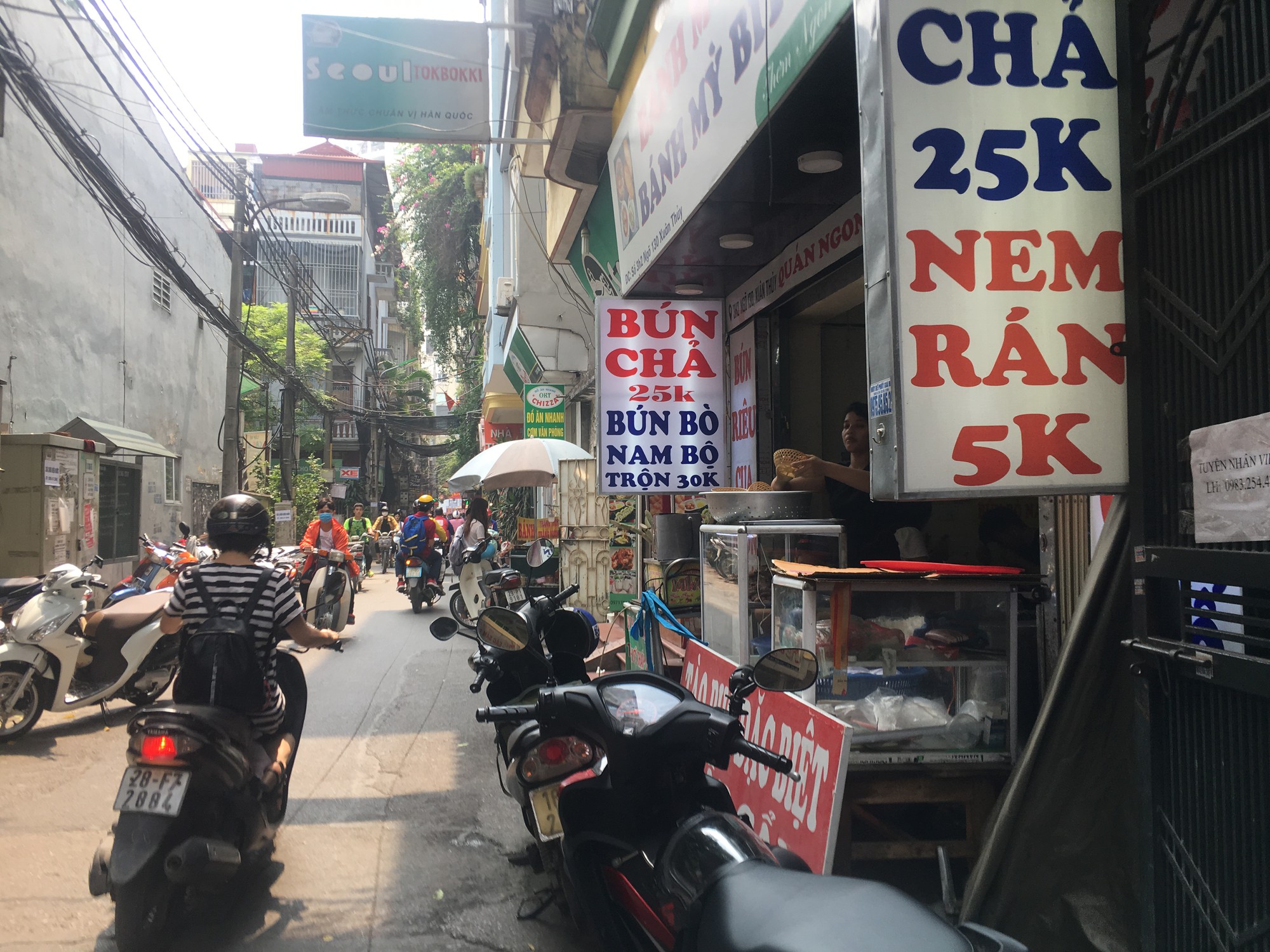 Lại đua nhau t&aacute;i chiếm, &ldquo;xẻ thịt&rdquo; vỉa h&egrave; H&agrave; Nội - Ảnh 10.
