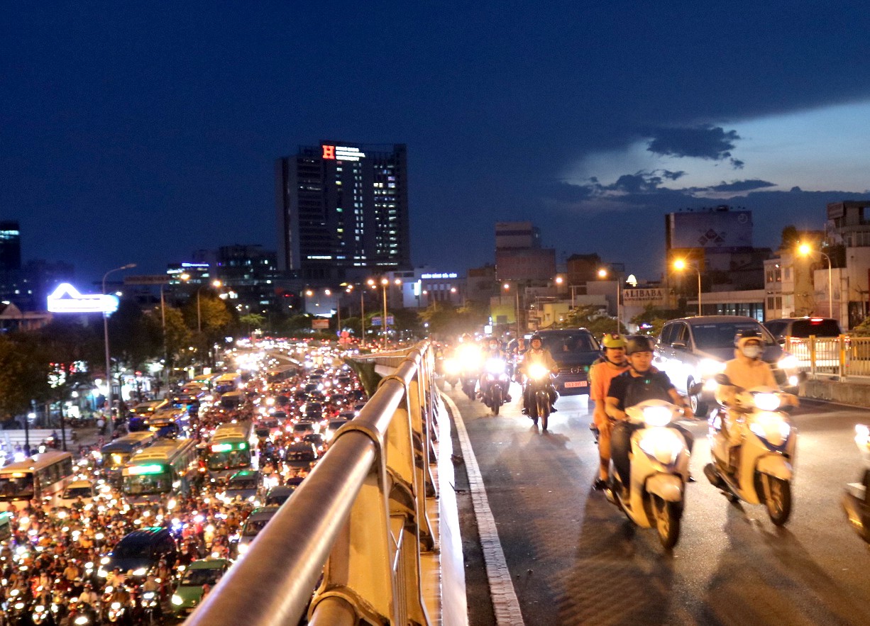 Vật v&atilde; trong ma trận kẹt xe ở h&agrave;ng loạt cung đường khu Đ&ocirc;ng TP HCM - Ảnh 3.