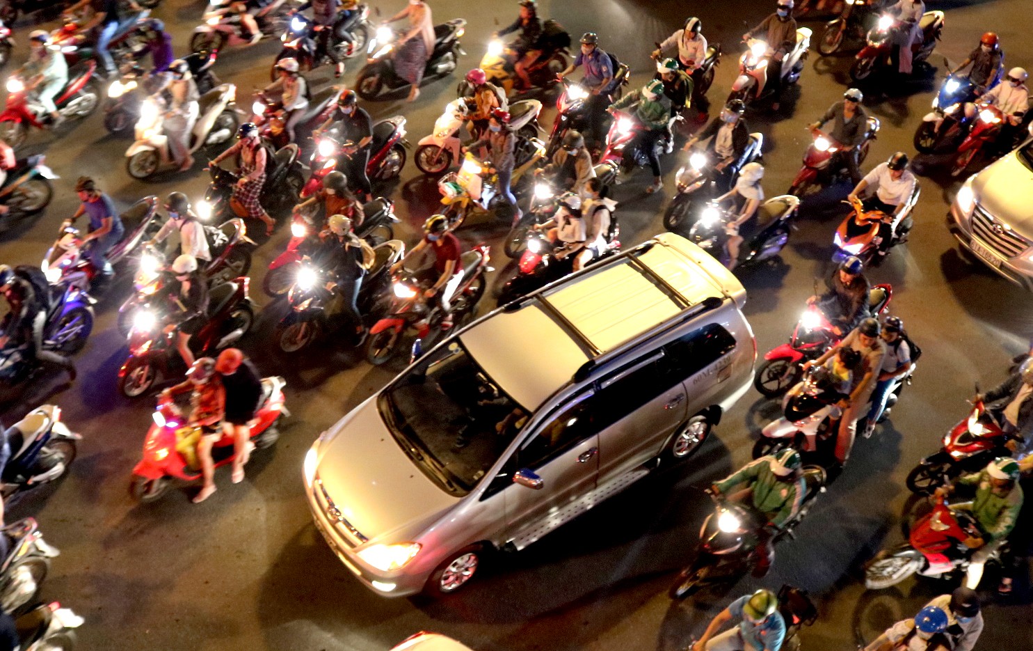 Vật v&atilde; trong ma trận kẹt xe ở h&agrave;ng loạt cung đường khu Đ&ocirc;ng TP HCM - Ảnh 2.