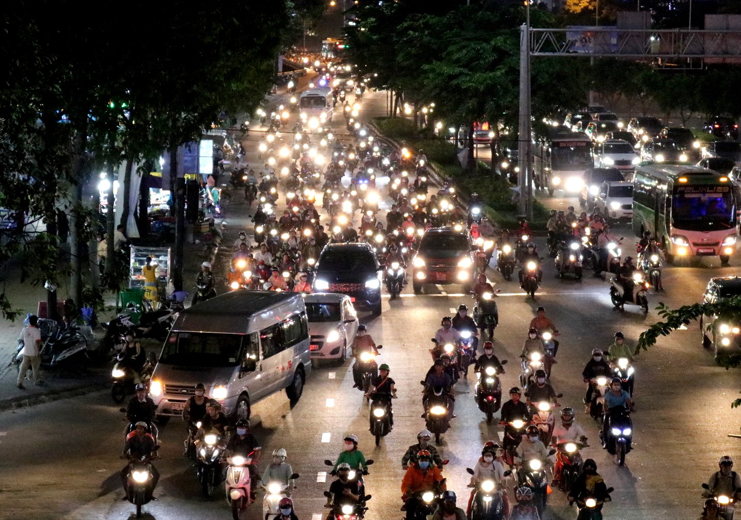 Vật v&atilde; trong ma trận kẹt xe ở h&agrave;ng loạt cung đường khu Đ&ocirc;ng TP HCM - Ảnh 11.