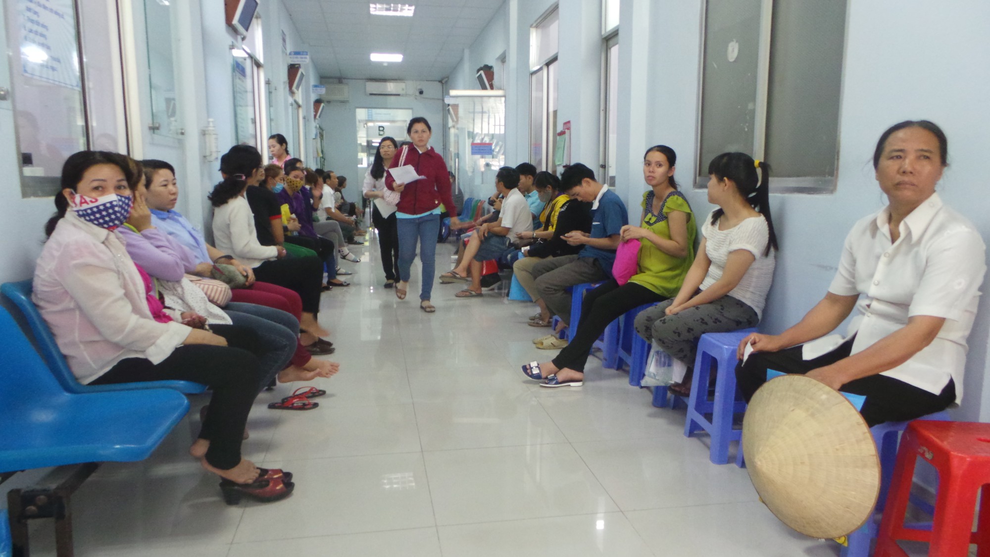 Đã mệt vì bệnh mà còn khổ với cái chỗ ngồi chờ khám