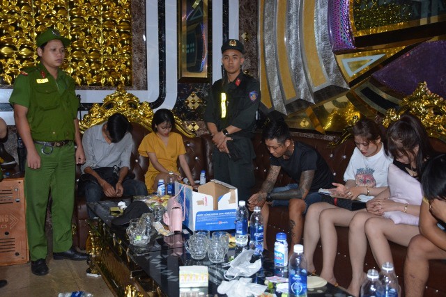 Quảng Nam: Li&ecirc;n tục ph&aacute;t hiện nhiều nam thanh nữ t&uacute; ph&ecirc; ma t&uacute;y trong qu&aacute;n karaoke - Ảnh 3.