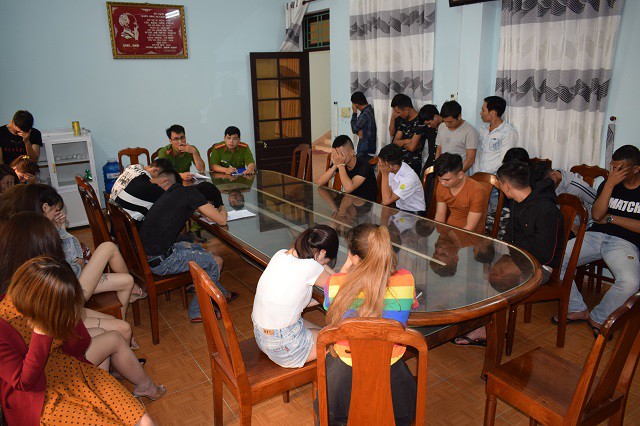 Quảng Nam: Liên tục phát hiện nhiều nam thanh nữ tú phê ma túy trong quán karaoke