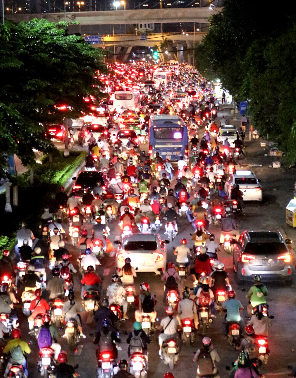 Vật v&atilde; trong ma trận kẹt xe ở h&agrave;ng loạt cung đường khu Đ&ocirc;ng TP HCM - Ảnh 6.