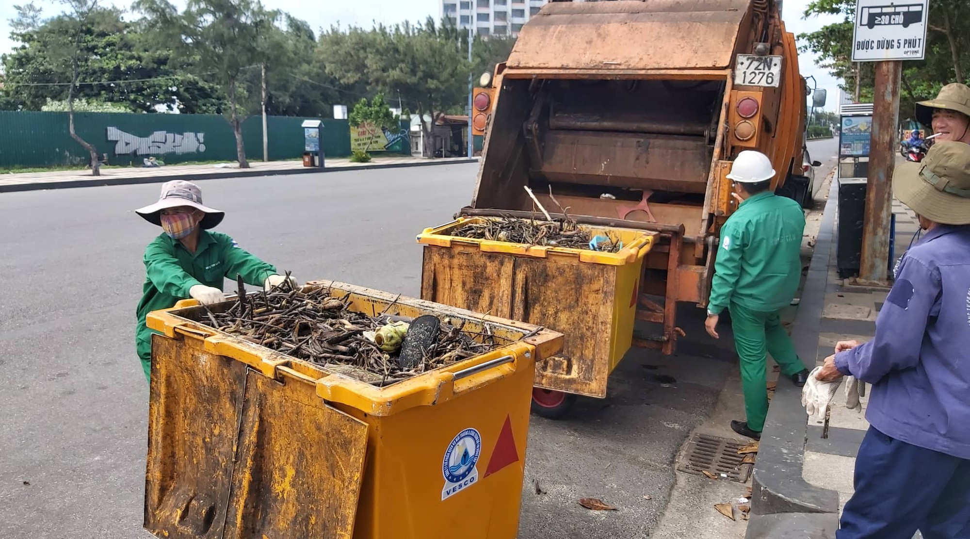 Cận cảnh b&atilde;i biển Vũng T&agrave;u bị cả trăm tấn r&aacute;c v&acirc;y k&iacute;n! - Ảnh 5.