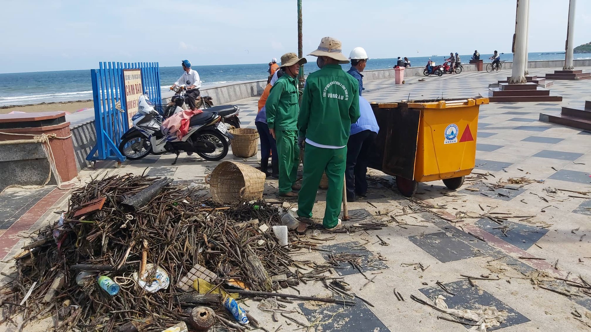 Cận cảnh b&atilde;i biển Vũng T&agrave;u bị cả trăm tấn r&aacute;c v&acirc;y k&iacute;n! - Ảnh 2.