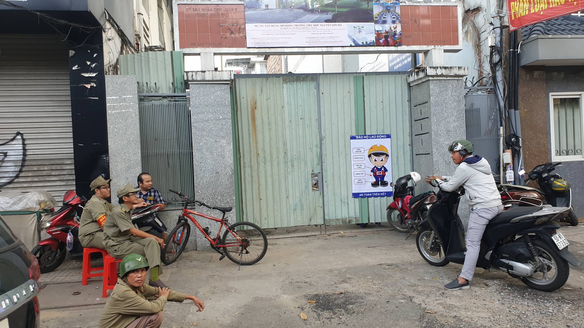 TP HCM: Sập giàn giáo ở trường tiểu học, một người chết - Ảnh 1.