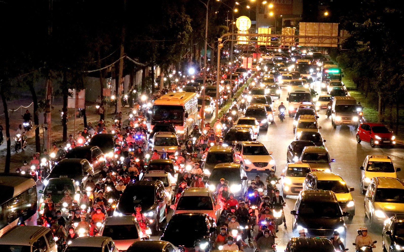 Vật v&atilde; trong ma trận kẹt xe ở h&agrave;ng loạt cung đường khu Đ&ocirc;ng TP HCM - Ảnh 4.